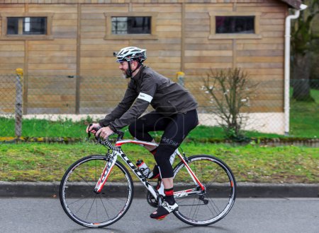 Foto de Beulle, Francia - 10 de marzo de 2019: Paseos en bicicleta amateur no identificados después del pelotón en la Costa de Beulle durante la etapa 1 de París-Niza 2019. - Imagen libre de derechos