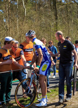 Foto de Wallers-Arenberg, Francia - 12 de abril de 2015: Los ciclistas belgas Jelle Wallays de Topsport Vlaanderen - Imagen libre de derechos