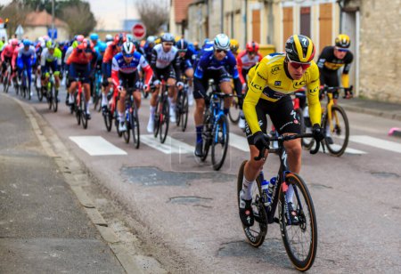 Téléchargez les photos : Monnerville, France - 05 mars 2023 : Le Belge Tim Merlier de Soudal - Quick Step Team, en maillot jaune, roule dans le peloton lors de Paris-Nice 2023. - en image libre de droit