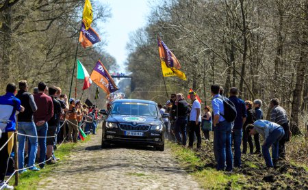Foto de Wallers-Arenberg, Francia - 12 de abril de 2015: Conducción oficial en el famoso sector pavimentado, The Arenberg gap (Trouee d 'Arenberg), antes del paso de los ciclistas durante la carrera ciclista París-Roubaix. - Imagen libre de derechos