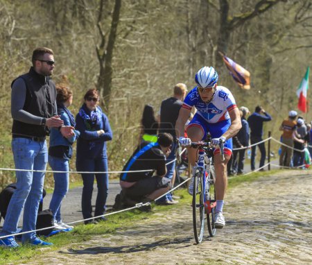 Téléchargez les photos : Wallers-Arenberg, France - 12 avril 2015 : Le cycliste français Marc Sarreau du FDJ Team roule à l'Arenberg Gap (Trouee d'Arenberg) lors de la course Paris-Roubaix en 2015. - en image libre de droit