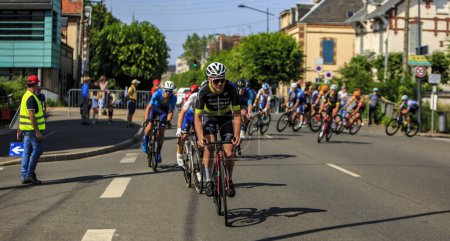 Téléchargez les photos : Luisant, France - 06 juin 2023 : Le peloton prend un virage lors de l'étape 1 du Tour Eure-et-Loir 2023. - en image libre de droit