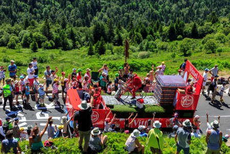 Foto de Pas de Peyrol, Francia - 6 de julio de 2016: Vittel Caravan durante el paso de la Caravana Publicitaria en el camino a Pas de Pyerol (Puy Mary) en Cantal, en el Macizo Central, durante la etapa 5 del Tour de Francia el 6 de julio de 2016. Vittel es un embotellado francés - Imagen libre de derechos