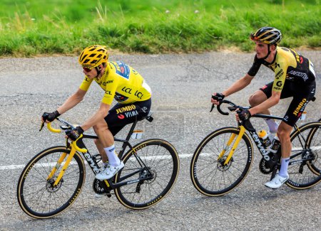 Téléchargez les photos : Messy, France - 15 juillet 2023 : Le cycliste danois Jonas Vingegaard du Team Jumbo-Visma, vêtu du maillot jaune, monte devant le peloton sur la route du Col de la Ramaz, lors de l'étape 14 du Tour de France 2023. - en image libre de droit