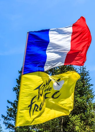 Téléchargez les photos : Côte de la Fage, France - 16 juillet 2022 : Deux drapeaux flottant au-dessus des camping-cars sur la route le long de la Côte de la Fage dans les Cévennes lors de la 14ème étape du Tour de France 2022. - en image libre de droit