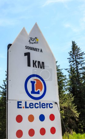 Téléchargez les photos : Côte de la Fage, France - 16 juillet 2022 : L'indicateur de distance du sommet marque la distance de 1 km jusqu'au sommet de la Côte de la Fage dans les Cévennes lors de la 14ème étape du Tour de France 2022. - en image libre de droit