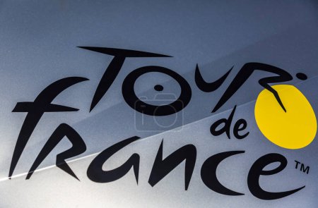 Téléchargez les photos : Culoz, France - 14 juillet 2023 : Gros plan sur le logo du Tour de France affiché sur une voiture lors de l'étape 13 du Tour de France 2023. - en image libre de droit