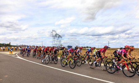 Téléchargez les photos : Rubelles, France - 25 juillet 022 : Le peloton roule sur le terrain lors de la deuxième étape du Tour de France femmes 2022 - en image libre de droit