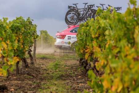 Téléchargez les photos : Noizay, France - 11 octobre 2020 : La voiture de l'équipe Natura4Ever Roubaix Lille Mtropole roule dans les vignes lors de Paris-Tours 2020 - en image libre de droit