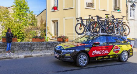 Foto de Bonneval, Francia - 10 de octubre de 2021: El coche de Bingoal Pauwels Sauces WB Team conduce en Bonneval durante la carrera ciclista por carretera Paris-Tour 2021. - Imagen libre de derechos
