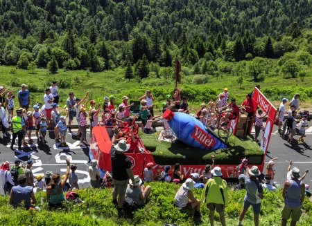 Foto de Pas de Peyrol, Francia - 6 de julio de 2016: Vittel Caravan durante el paso de la Caravana Publicitaria en el camino a Pas de Pyerol (Puy Mary) en Cantal, en el Macizo Central, durante la etapa 5 del Tour de Francia el 6 de julio de 2016. Vittel es un embotellado francés - Imagen libre de derechos