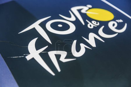 Téléchargez les photos : Culoz, France - 14 juillet 2023 : Gros plan sur le logo du Tour de France affiché sur une voiture lors de l'étape 13 du Tour de France 2023. - en image libre de droit