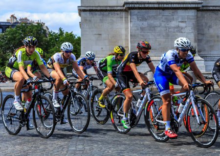 Foto de París, Francia - 24 de julio de 2016: El pelotón femenino que monta el Arco del Triunfo en los Campos Elíseos de París durante la segunda edición de La Course by Le Tour de France 2016
. - Imagen libre de derechos