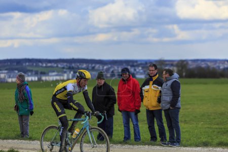 Téléchargez les photos : Vendôme, France- 7 mars 2016 : Le cycliste néerlandais Jos van Emden du Team LottoNL-Jumbo sur une route sale, Tertre de la Motte, à Vendôme, lors de la première étape de Paris-Nice 2016. - en image libre de droit