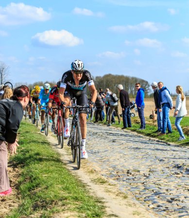 Téléchargez les photos : Carrefour de l'Arbre, France - 12 avril 2015 : Le cycliste néerlandais Niki Terpstra d'Etixx - Quick Step Team, monte dans le peloton sur le célèbre secteur Careffour de l'Arbre lors de la course Paris-Roubaix en 2015. Il était le vainqueur de la course. - en image libre de droit