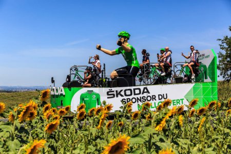 Téléchargez les photos : Villefranche-d'Albigeois, France - 17 juillet 2022 : Image du camion de Skoda conduisant dans la caravane publicitaire, près d'un champ de tournesols lors de l'étape 15 du Tour de France 2022. - en image libre de droit