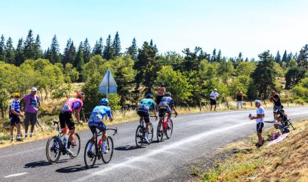 Téléchargez les photos : Côte de la Fage, France - 16 juillet 2022 : Vue arrière de quatre cyclistes escaladant la Côte de la Fage dans les monts Cévennes lors de l'étape 14ème du Tour de France 2022 - en image libre de droit