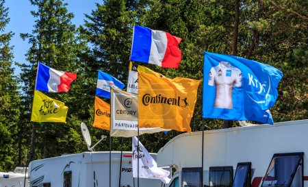 Foto de Cote de la Fage, Francia - 16 de julio de 2022: Un montón de banderas sobre los coches de camping bordean la carretera a lo largo de Cote de la Fage en las montañas de Cevennes durante la 14ª etapa de Le Tour de France 2022. - Imagen libre de derechos