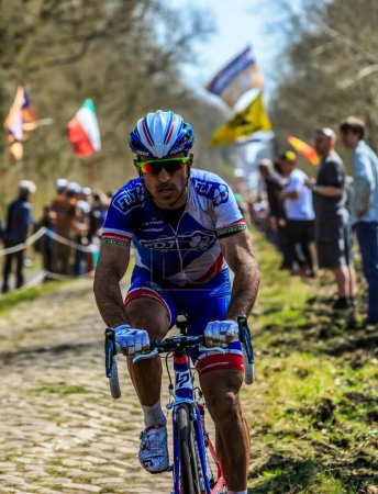 Téléchargez les photos : Wallers-Arenberg, France - 12 avril 2015 : Les cyclistes brésiliens Murilo Antonio Fischer de FDJ Team ride à The Arenberg Gap (Trouee d'Arenberg) lors de la course Paris-Roubaix en 2015. - en image libre de droit