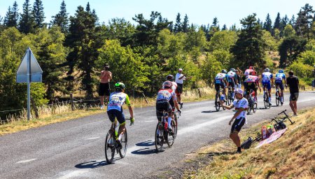 Téléchargez les photos : Côte de la Fage, France - 16 juillet 2022 : Le peloton roule sur la Côte de la Fage dans les monts Cévennes lors de l'étape 14 du Tour de France 2022 - en image libre de droit