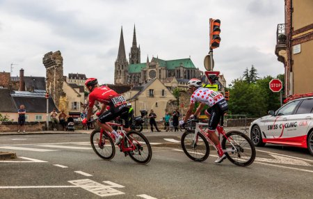 Téléchargez les photos : Chartres, France - 11 juin 2023 : Le peloton roule lors de l'étape 3 du Tour Eure-et-Loir 2023. - en image libre de droit