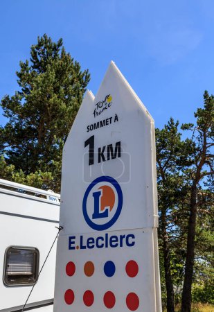 Foto de Cote de la Fage, Francia - 16 de julio de 2022: Indicador de distancia de cumbre marca la distancia de 1 km a la cima de la Cote de la Fage en las montañas de Cevennes durante la 14ª etapa de Le Tour de France 2022. - Imagen libre de derechos