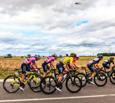 Téléchargez les photos : Rubelles, France - 25 juillet 022 : La cycliste néerlandaise Lorena Wiebes du Team DSM, en maillot jaune, monte dans le peloton lors de la deuxième étape du Tour de France femmes 2022 - en image libre de droit