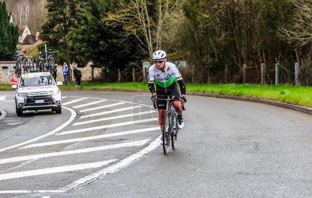 Téléchargez les photos : Beulle, France - 10 mars 2019 : Le cycliste britannique Mark Cavendish de Team Dimension Data roule sur la Côte de Beulle lors de l'étape 1 de Paris-Nice 2019. - en image libre de droit