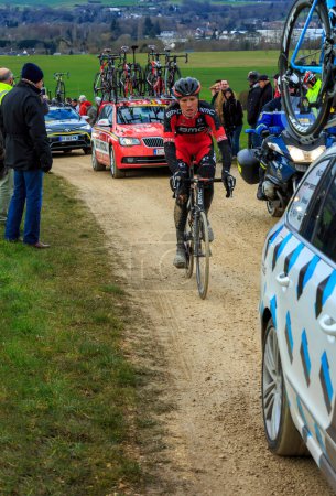 Téléchargez les photos : Vendôme, France- 7 mars 2016 : Le cycliste Michael Schar du BMC Racing Team sur une route sale, Tertre de la Motte, à Vendôme, lors de la première étape de Paris-Nice 2016. - en image libre de droit