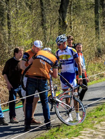 Foto de Wallers-Arenberg, Francia - 12 de abril de 2015: Los ciclistas belgas Jelle Wallays de Topsport Vlaanderen - Imagen libre de derechos