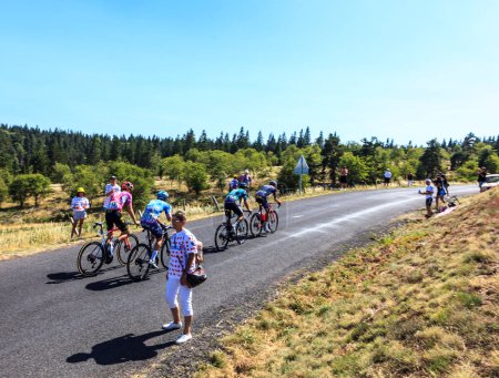 Foto de Costa de la Fage, Francia - 16 de julio de 2022: Imagen borrosa de cuatro ciclistas escalando la Costa de la Fage en las montañas de Cevennes durante la etapa 14 del Tour de Francia 2022 - Imagen libre de derechos
