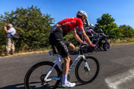 Téléchargez les photos : Côte de la Fage, France - 16 juillet 2022 : Le cycliste anglais Connor Swift du Team Arkea Samsic grimpe la Côte de la Fage dans les monts Cévennes lors de l'étape 14 du Tour de France 2022 - en image libre de droit