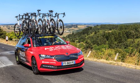 Foto de Cote de la Fage, Francia - 16 de julio de 2022: El coche del equipo Arkea Samsic conduce una empinada carretera en la Costa de la Fage en las montañas de Cevennes durante la etapa 14 del Tour de Francia 2022 - Imagen libre de derechos
