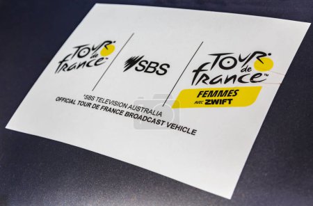 Foto de Culoz, Francia - 14 de julio de 2023: Acercamiento de una pegatina oficial que anuncia el Tour de Francia para mujeres exhibidas en un coche durante la etapa 13 del Tour de FRANCIA 2023. - Imagen libre de derechos