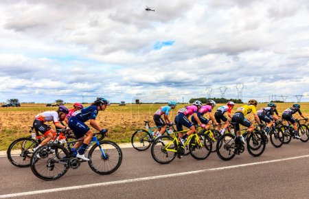 Téléchargez les photos : Rubelles, France - 25 juillet 022 : La cycliste néerlandaise Lorena Wiebes du Team DSM, en maillot jaune, monte dans le peloton lors de la deuxième étape du Tour de France femmes 2022 - en image libre de droit