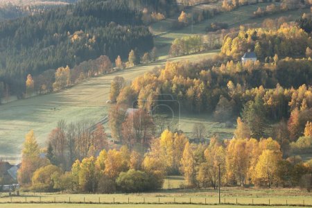 Téléchargez les photos : Paysage d'automne idyllique par une matinée ensoleillée d'octobre. Montagnes des Sudètes, République tchèque - en image libre de droit