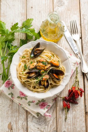 Téléchargez les photos : Spaghetti with mussels traditional italian recipe - en image libre de droit