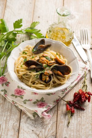 spaghetti with mussels traditional italian recipe