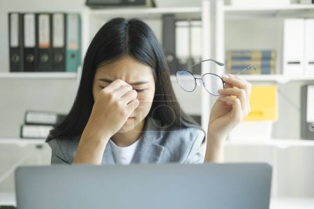 Téléchargez les photos : Stressed overwork businesswoman in the office. - en image libre de droit