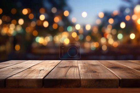 Foto de Plataforma de mesa de madera vacía y bokeh de la ciudad por la noche. Puede ser utilizado para la exhibición o el montaje de sus products.Mock para arriba para el espacio. - Imagen libre de derechos