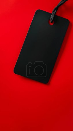 Téléchargez les photos : Étiquette de prix vide noir sur fond rouge. Concept Black Friday, modèle copyspace. - en image libre de droit