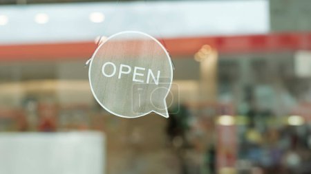 Foto de Estamos letrero abierto colgando en la puerta de entrada de un pequeño café. Concepto de pequeña empresa.. - Imagen libre de derechos