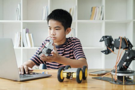 Téléchargez les photos : Apprentissage des étudiants STIM Formation robotique pour la création de projets d'étude pour l'innovation modèles robotisés Nouvelle génération d'étude pour les kits électroniques de bricolage en mathématiques ingénierie technologie des sciences - en image libre de droit