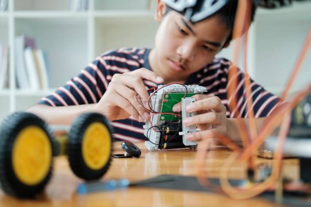 Foto de Aprendizaje de estudiantes STEM Robótica educativa para crear modelos de robots de innovación basados en proyectos Nueva generación de estudios para kits electrónicos de bricolaje en ingeniería matemática - Imagen libre de derechos