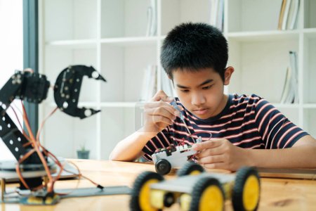 Foto de Aprendizaje de estudiantes STEM Robótica educativa para crear modelos de robots de innovación basados en proyectos Nueva generación de estudios para kits electrónicos de bricolaje en ingeniería matemática - Imagen libre de derechos