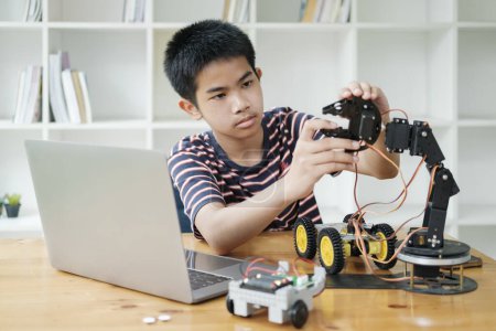 Foto de Aprendizaje de estudiantes Robótica de educación STEM para crear proyectos de estudio para modelos de robots de innovación. Nueva generación de estudios para kits electrónicos de bricolaje en ingeniería matemática tecnología informática - Imagen libre de derechos