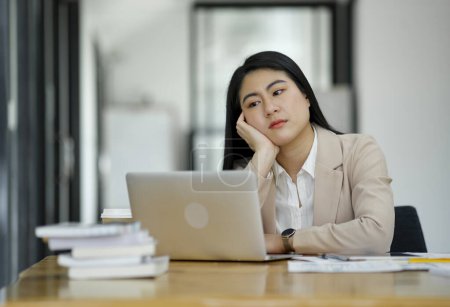 Foto de Las empleadas están estresadas y cansadas. Dolor de cabeza por el pensamiento y presión del trabajo. - Imagen libre de derechos