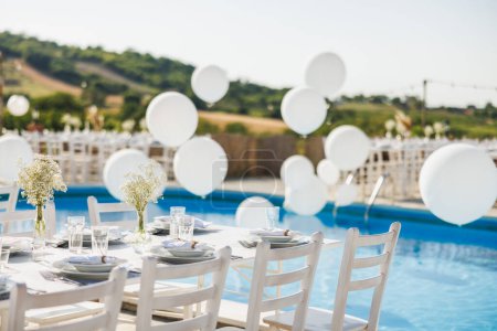 Téléchargez les photos : Décoration de mariage avec ballons autour de la piscine dans l'arrière-cour près du vignoble. - en image libre de droit