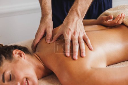 Téléchargez les photos : Plan rapproché d'une femme qui profite d'un massage relaxant au spa. - en image libre de droit