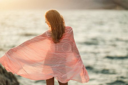 Foto de Vista trasera de una linda mujer joven se divierte y disfruta de unas vacaciones de verano en la playa del mar. - Imagen libre de derechos